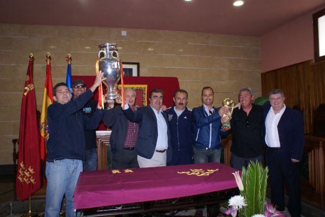 Cientos de aficionados levantan las Copas de Fútbol - 1, Foto 1