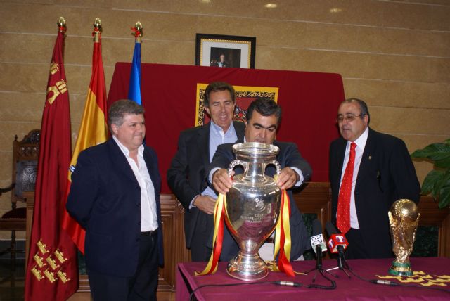 Cientos de aficionados levantan las Copas de Fútbol - 2, Foto 2