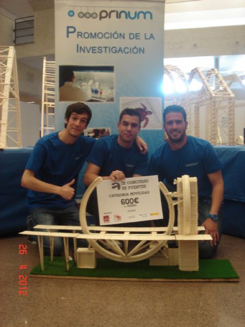 La Universidad de Murcia se impone en el concurso de puentes construidos con palos de helado, Foto 2
