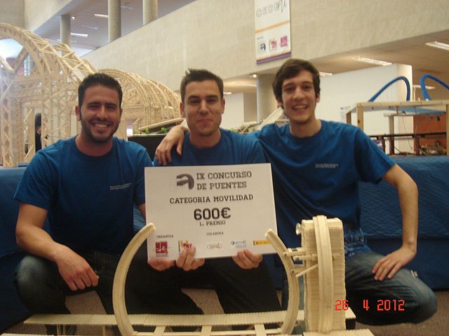 La Universidad de Murcia se impone en el concurso de puentes construidos con palos de helado, Foto 1