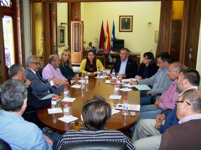 El Ayuntamiento de Águilas y las asociaciones del sector servicios aúnan esfuerzos para potenciar el empleo y la economía local - 1, Foto 1