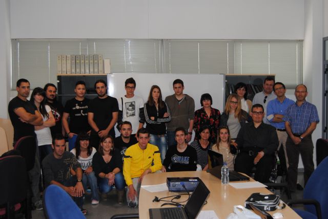 Un total de 24 jóvenes participan en el Curso de Diseño Gráfico organizado por la concejalía de Juventud, Foto 1