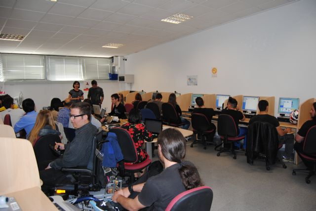 Un total de 24 jóvenes participan en el Curso de Diseño Gráfico organizado por la concejalía de Juventud, Foto 2