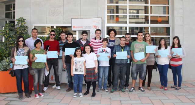 El Ayuntamiento entrega 20 becas para transporte escolar a estudiantes lumbrerenses - 1, Foto 1