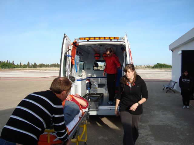 Los voluntarios de Protección Civil se  preparan  para atender la ambulancia del servicio - 1, Foto 1