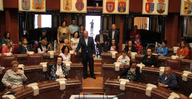 Más de 30 usuarios del Centro de Día para Personas Mayores de Puerto Lumbreras visitan la Asamblea Regional - 1, Foto 1