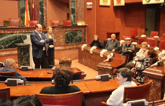 Más de 30 usuarios del Centro de Día para Personas Mayores de Puerto Lumbreras visitan la Asamblea Regional - 2, Foto 2