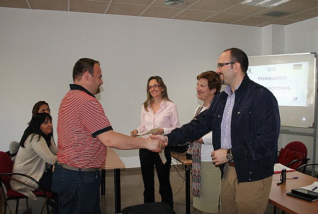 13 personas en situación de desempleo reciben el titulo de formador ocupacional - 2, Foto 2