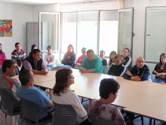 Alumnos del IES Juan de la Cierva, que cursan la asignatura de psicología, visitan el Centro Polivalente para la Discapacidad - 1, Foto 1