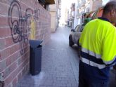Servicios instala 51 nuevas papeleras en Puerto de Mazarrón