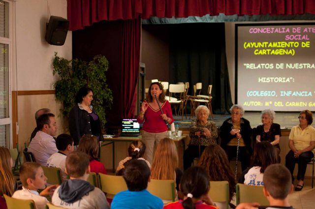 Los mayores enseñan juegos de época a los alumnos del colegio Azorín - 2, Foto 2