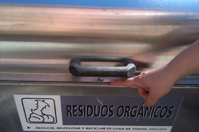 El PSOE pide solucionar la chapuza y despilfarro del soterramiento de contenedores de la Avda. de la Noria - 2, Foto 2