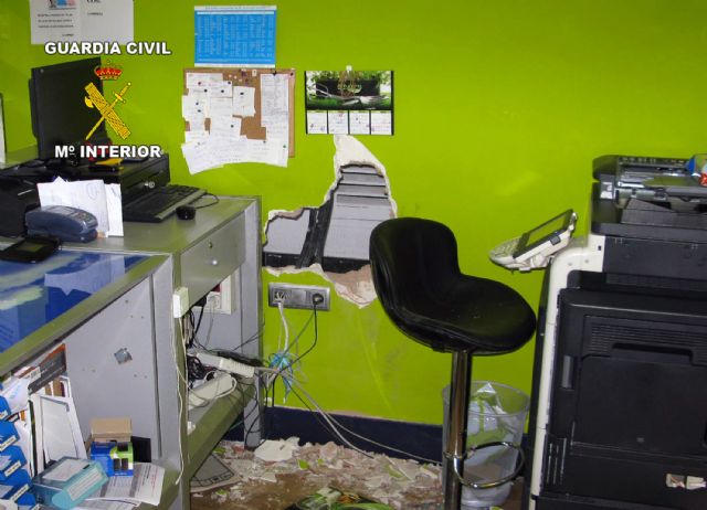 La Guardia Civil detiene a dos personas por la comisión de un robo con fuerza por el procedimiento de butrón - 2, Foto 2
