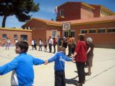 Los mayores enseñan juegos de poca a los alumnos del colegio Azorn