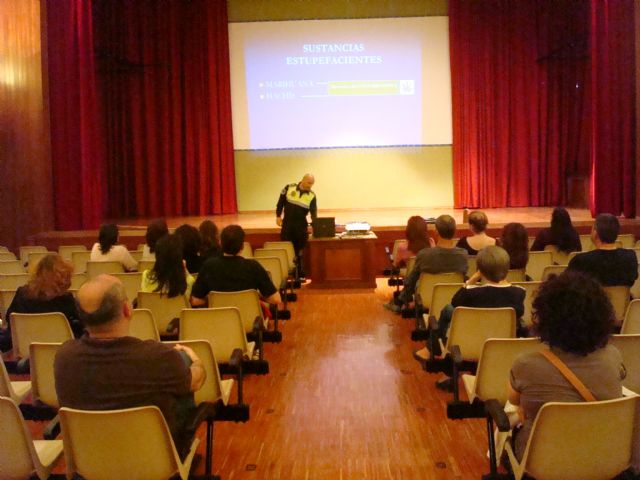 Activa participación de los padres en la charla Cómo saber si mi hijo consume drogas, Foto 1
