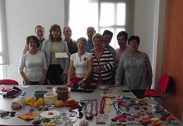 Mujeres	solidarias donan el dinero recaudado con sus manualidades a los más	necesitados del municipio - 1, Foto 1