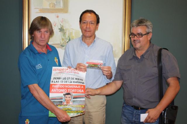 El Alcalde se suma al homenaje al ex jugador del Real Murcia Antonio Tortosa - 1, Foto 1