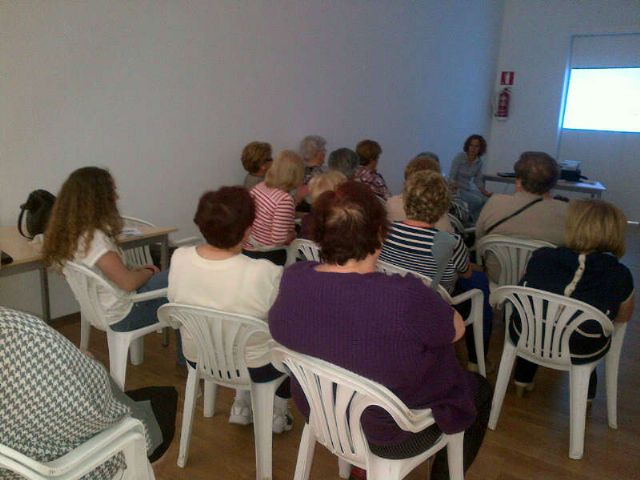 La tercera edad de Bullas participa en la Charla sobre Alimentación come bien, come sano - 1, Foto 1