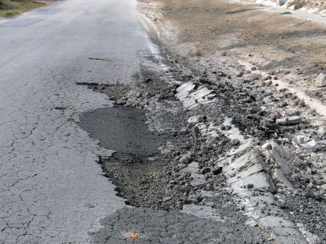 El PSOE denuncia por enésima vez la inseguridad que genera el estado del pavimento de la carretera que une la autovía de San Javier con Gea y Truyols - 1, Foto 1