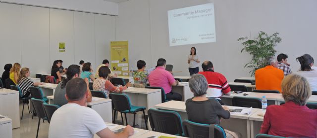 El Centro de Emprendedores muestra a cerca de 100 lumbrerenses la función de los nuevos ´Community Managers - 1, Foto 1