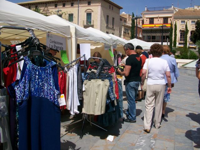 Una veintena de comercios se dan cita en la jornada Tu Comercio en la Plaza, Foto 1