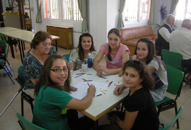 Encuentro intergeneracional entre los socios del Hogar de los Mayores torreño y los niños del colegio San José - 1, Foto 1
