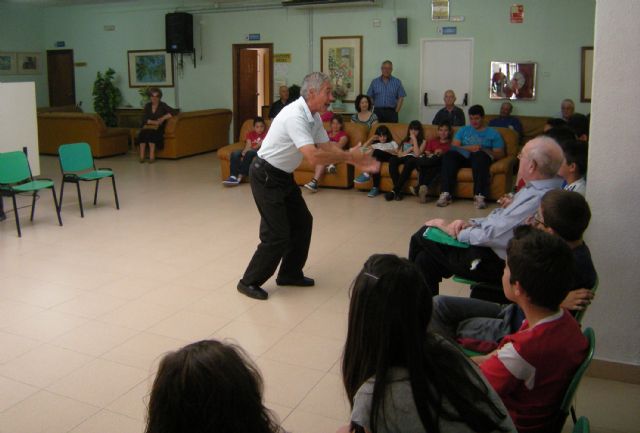 Encuentro intergeneracional entre los socios del Hogar de los Mayores torreño y los niños del colegio San José - 3, Foto 3