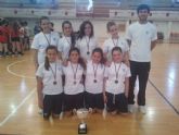 Las chicas de infantil del colegio San Francisco y las cadetes del Madre de Dios, campeonas regionales de baloncesto y balonmano respectivamente