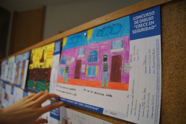 El ayuntamiento acoge la muestra de los trabajos ganadores de la campaña Crece en Seguridad, Foto 1