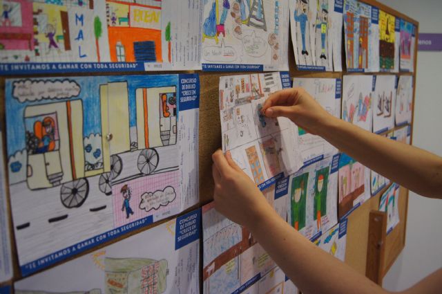 El ayuntamiento acoge la muestra de los trabajos ganadores de la campaña Crece en Seguridad, Foto 2