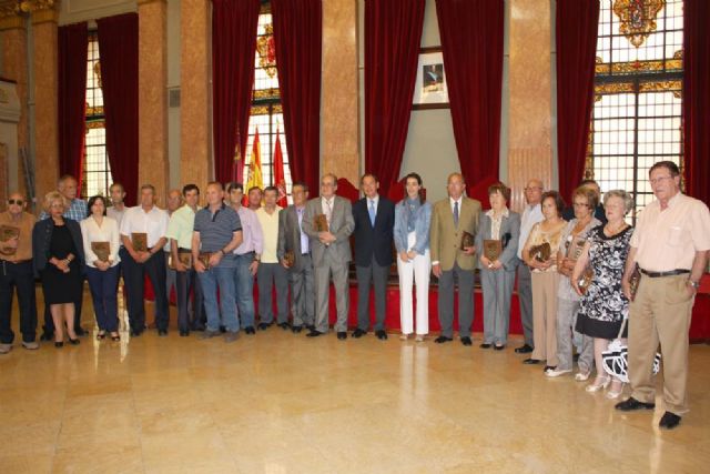 El Alcalde agrade la dedicación a Murcia a los 41 funcionarios que este año han puesto fin a su carrera en el Ayuntamiento - 1, Foto 1