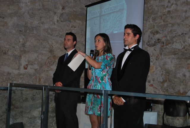 Las teclas del antiguo piano que presidi el saln principal del Balneario de Alhama volvieron a sonar despus de 100 años, Foto 1