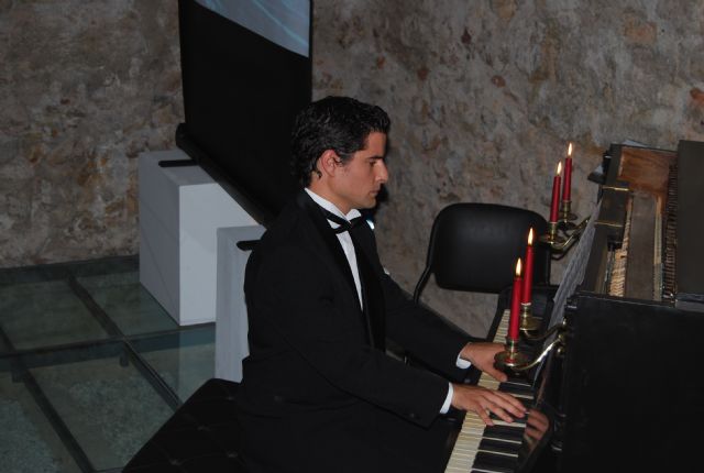 Las teclas del antiguo piano que presidi el saln principal del Balneario de Alhama volvieron a sonar despus de 100 años, Foto 2
