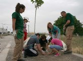 El colegio de educación especial Ascruz participa jornada de reforestación en la Vía Verde