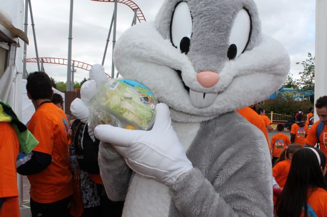 Bugs Bunny, Piolín y el Pato Lucas reparten con PROEXPORT frutas y ensaladas murcianas en el parque Warner - 1, Foto 1