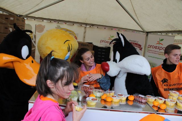 Bugs Bunny, Piolín y el Pato Lucas reparten con PROEXPORT frutas y ensaladas murcianas en el parque Warner - 3, Foto 3