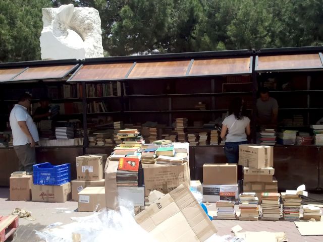 La Feria del Libro Antiguo y de Ocasión promociona la cultura en Juan XXIII - 1, Foto 1