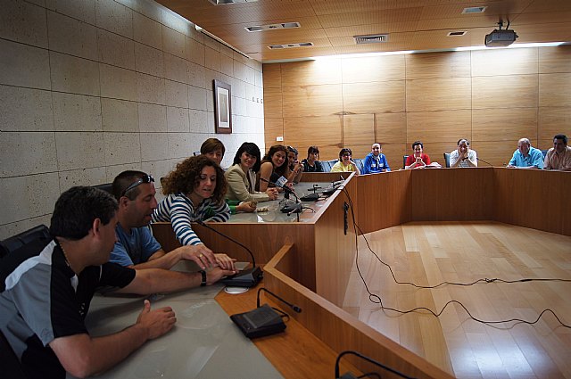 Users and professionals Psychosocial Support Service visit the town hall to learn how local government, Foto 2