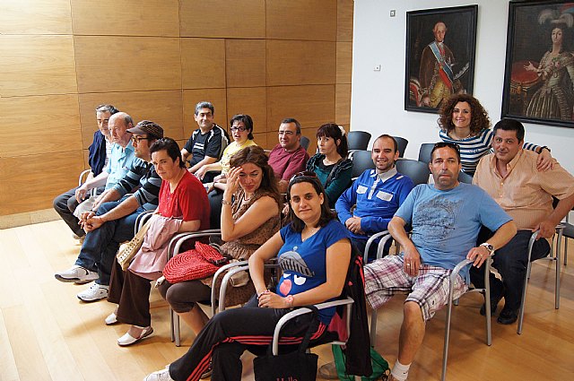 Usuarios y profesionales del Servicio de Apoyo Psicosocial visitan el ayuntamiento para conocer cómo funciona la administración local, Foto 3