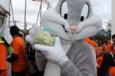 Bugs Bunny, Pioln y el Pato Lucas reparten con PROEXPORT frutas y ensaladas murcianas en el parque Warner