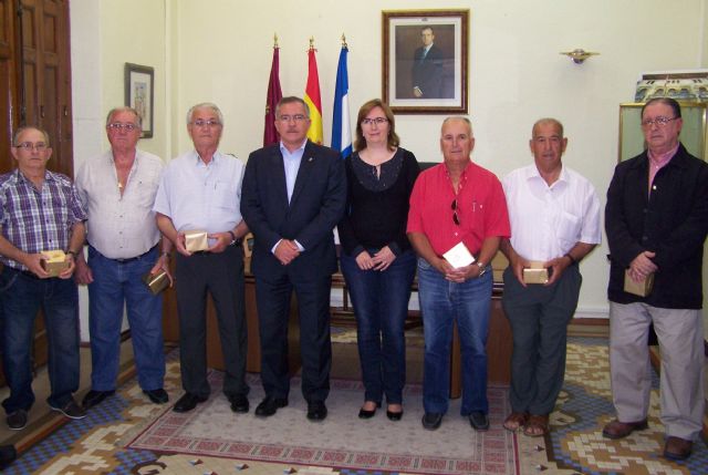 Los últimos funcionarios jubilados reciben el escudo de la ciudad en la festividad de su patrona - 1, Foto 1