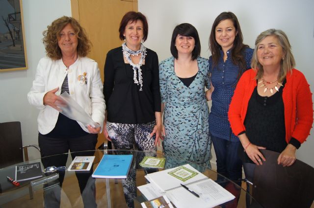 La alcaldesa y la concejal de Fomento se reúnen con AFAMMER para establecer líneas de colaboración en materia de formación, Foto 1