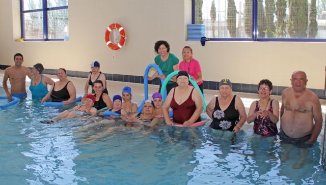 Usuarios del Centro de Día de Puerto Lumbreras participan en jornadas de natación terapéutica en el Complejo deportivo Municipal - 1, Foto 1