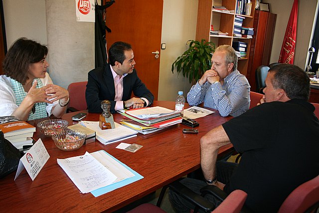 Reunión del alcalde de Lorquí, Joaquín Hernández Gomariz, con el secreatrio general de UGT-Murcia, Antonio Jiménez - 1, Foto 1