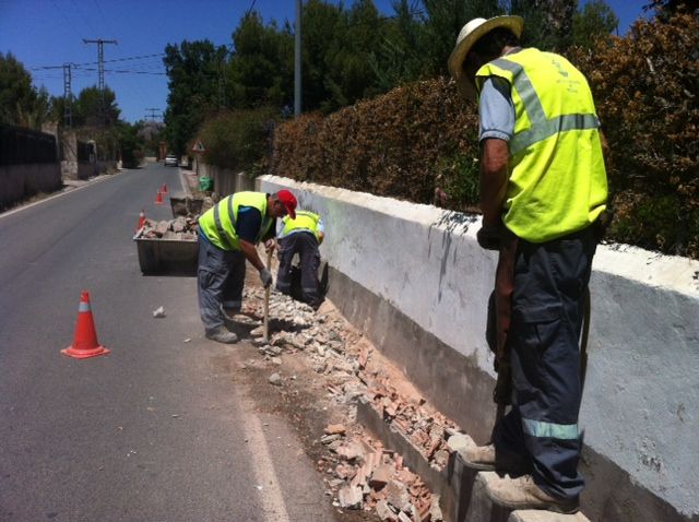 La concejalía de Infraestructuras está realizando obras de eliminación y tapado de los caños de riego en el Camino de los Molinos, Foto 1