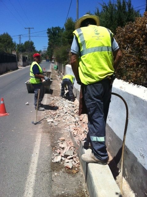 La concejalía de Infraestructuras está realizando obras de eliminación y tapado de los caños de riego en el Camino de los Molinos, Foto 3
