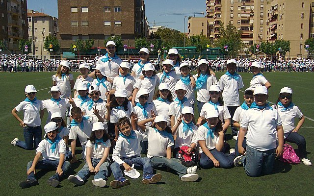 CEIP Santa Eulalia Students participated in the IV Regional Dances of the World, Foto 1