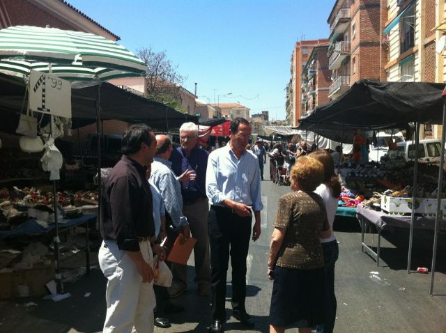 El Alcalde recorre el mercado de La Fama, que con 750 puestos es el más amplio del municipio - 1, Foto 1