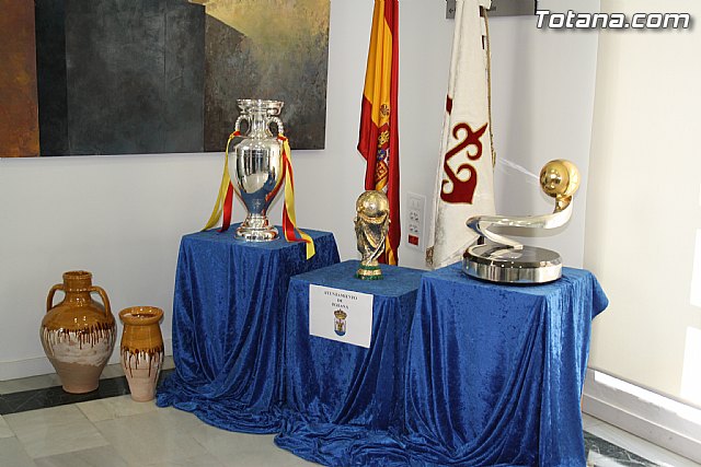 Totana recibe los trofeos del Mundial y la Eurocopa de ftbol logrados por la seleccin nacional absoluta de ftbol - 1