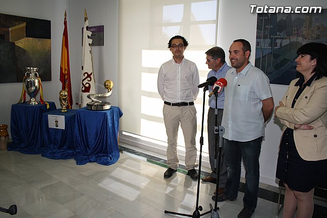 Totana recibe los trofeos del Mundial y la Eurocopa de ftbol logrados por la seleccin nacional absoluta de ftbol - 2